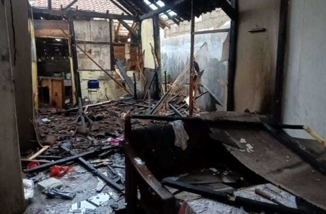 Kondisi rumah Sunyoto, warga Kelurahan Kertosari, Banyuwangi, pasca terbakar yang diduga akibat korsleting listrik, Selasa (12/11/2024).(blok-a.com/Kuryanto)