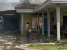 Warga saat bergotong royong memadamkan api yang membakar rumah di Kecamatan Muncar, Rabu (13/11/2024).(blok-a.com/Kuryanto)