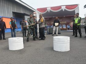 Kapolres Mojokerto dan Dandim membakar kertas suara yang rusak di halaman gudang logistik KPU.(blok-a.com/Syahrul Wijaya)