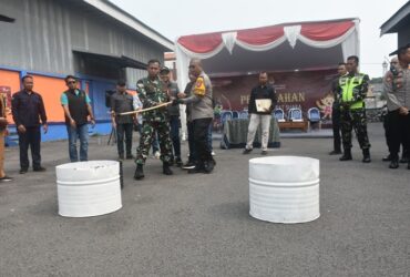 Kapolres Mojokerto dan Dandim membakar kertas suara yang rusak di halaman gudang logistik KPU.(blok-a.com/Syahrul Wijaya)