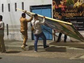 Bawaslu Banyuwangi bersama anggota Satpol PP Banyuwangi melakukan penertiban APK yang masih terpasang, Senin (25/11/2024).(blok-a.com/Kuryanto)