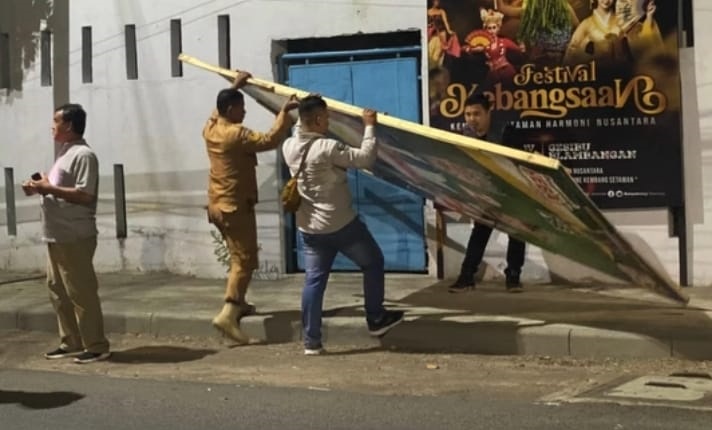 Bawaslu Banyuwangi bersama anggota Satpol PP Banyuwangi melakukan penertiban APK yang masih terpasang, Senin (25/11/2024).(blok-a.com/Kuryanto)