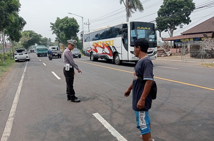 Olah TKP lakalantas di Jalan Raya Kabat - Banyuwangi, Senin (25/11/2024).(blok-a.com/Kuryanto)