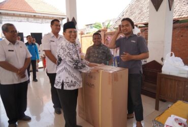 Pjs bupati Mojokerto menyerahkan bantuan sosial kepada warga.(dokumen Kominfo)
