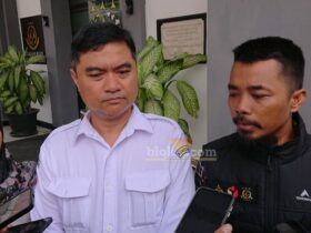 Ketua Bawaslu kabupaten Mojokerto saat memberikan keterangan kepada media di depan kantor kejaksaan negeri.(blok-a.com/Syahrul Wijaya)
