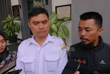 Ketua Bawaslu kabupaten Mojokerto saat memberikan keterangan kepada media di depan kantor kejaksaan negeri.(blok-a.com/Syahrul Wijaya)