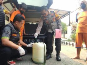 Pelaku dan barang bukti diamankan polisi.(dok. Polsek Jombang)