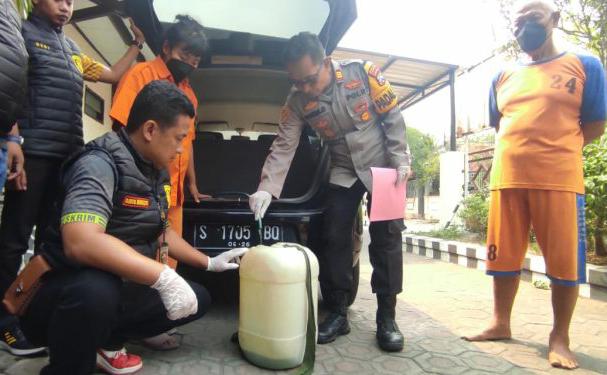 Pelaku dan barang bukti diamankan polisi.(dok. Polsek Jombang)