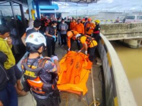 Proses evakuasi korban laka air di Bendungan Jegu, Kabupaten Blitar, pada Sabtu (30/11/2024) (dok. SAR Gabungan for blok-a.com)
