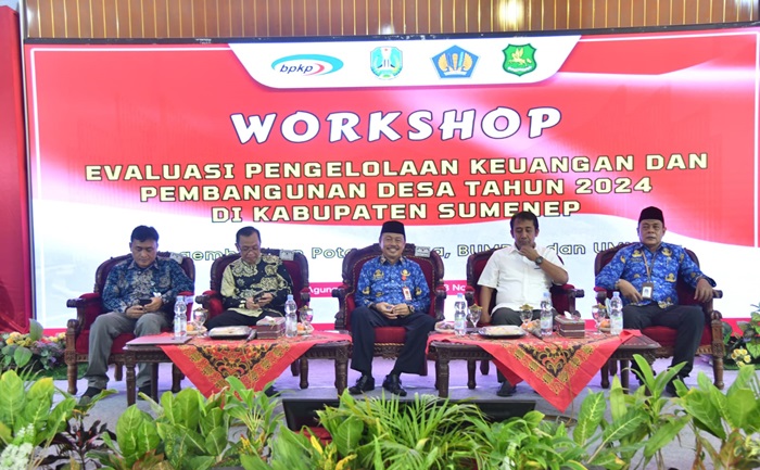 Workshop Evaluasi Pengelolaan Keuangan dan Pembangunan Desa 2024 di Pendopo Agung Keraton, Senin (18/11/2024).