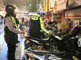 Teks: Petugas memeriksa kendaraan yang melanggar spesifikasi.(Blok-a.com/Syahrul Wijaya)