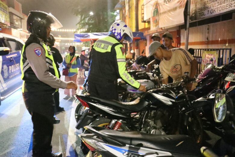 Teks: Petugas memeriksa kendaraan yang melanggar spesifikasi.(Blok-a.com/Syahrul Wijaya)