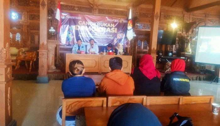 Cangkrukan Demokrasi bersama awak media di RM Harmadha Joglo, Selasa (26/11/2024).