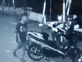 Potongan rekaman CCTV pencurian sepeda motor di halaman Masjid Nurul Huda, Kecamatan Kalibaru, Minggu (3/11/2024). (dok. Polsek Kalibaru untuk blok-a.com)
