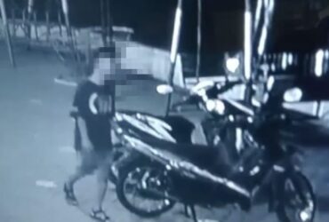 Potongan rekaman CCTV pencurian sepeda motor di halaman Masjid Nurul Huda, Kecamatan Kalibaru, Minggu (3/11/2024). (dok. Polsek Kalibaru untuk blok-a.com)