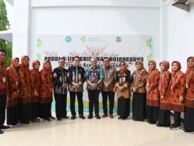Pj Bupati Bojonegoro menyerahkan Sertipikat Hak Pakai Eks Akbid Bojonegoro Kepada Kementrian Kesehatan RI.