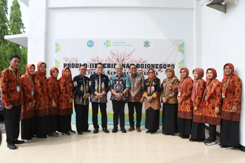 Pj Bupati Bojonegoro menyerahkan Sertipikat Hak Pakai Eks Akbid Bojonegoro Kepada Kementrian Kesehatan RI.
