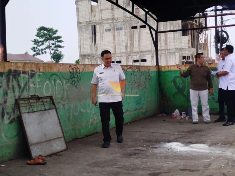 Pj Wali Kota Malang saat melihat kondisi TPS Ikan Tombro (blok-a.com / Yogga Ardiawan)