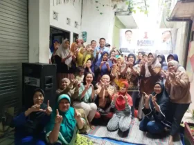 Wahyu Hidayat saat berfoto bersama masyarakat Ciptomulyo RW 02 (blok-a.com / Yogga Ardiawan)