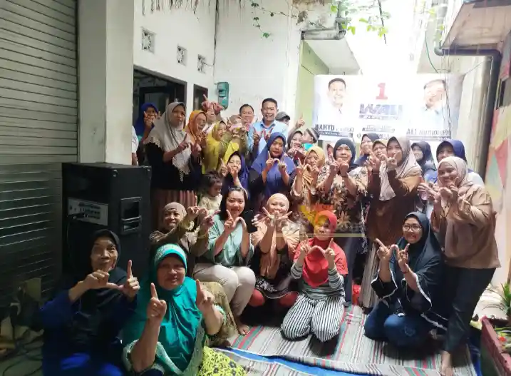 Wahyu Hidayat saat berfoto bersama masyarakat Ciptomulyo RW 02 (blok-a.com / Yogga Ardiawan)