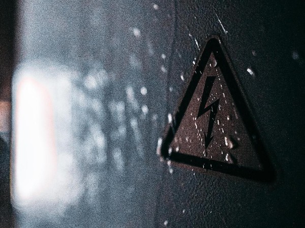Ilustrasi kesetrum. (Sebastian Pociecha/Unsplash)