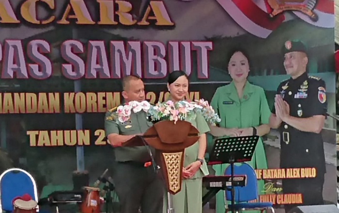 Danrem 082/CPYJ yang baru, Kolonel Inf Batara Alex Bulo saat memperkenalkan diri dalam acara pisah sambut.(blok-a.com/Syahrul Wijaya)