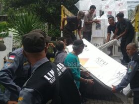 Proses distribusi logistik Pilkada Kota Malang 2024.