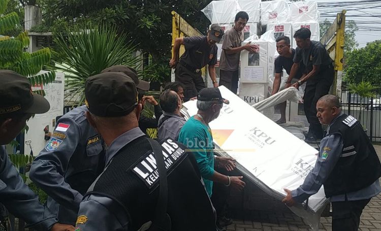 Proses distribusi logistik Pilkada Kota Malang 2024.