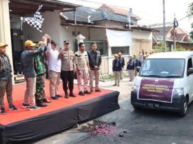 Wakapolres Mojokerto kota melepas mobil pendistribusian logistik KPU kota Mojokerto.(blok-a.com/Syahrul Wijaya)