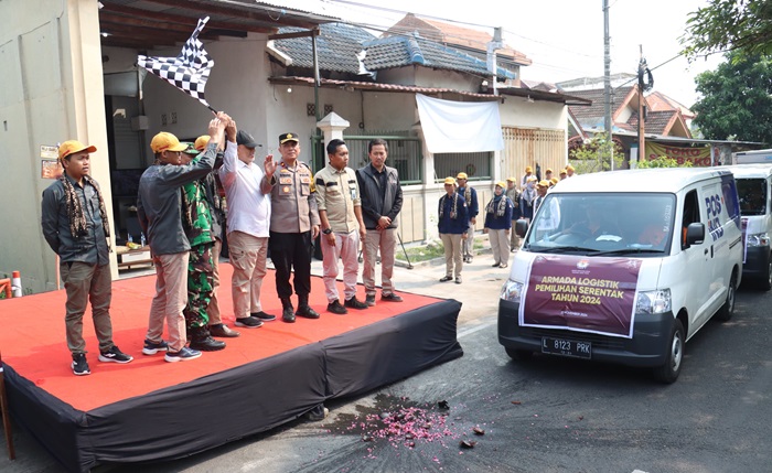 Wakapolres Mojokerto kota melepas mobil pendistribusian logistik KPU kota Mojokerto.(blok-a.com/Syahrul Wijaya)