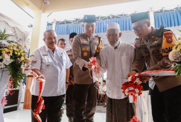 Kapolres Jombang AKBP Eko Bagus Riyadi meresmikan kantor Polsek baru setelah direnovasi.(blok-a.com/Syahrul Wijaya)