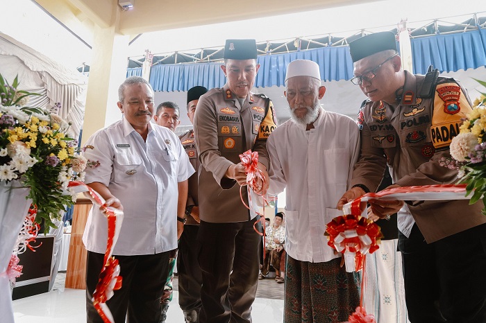 Kapolres Jombang AKBP Eko Bagus Riyadi meresmikan kantor Polsek baru setelah direnovasi.(blok-a.com/Syahrul Wijaya)