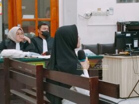 Briptu Fadhilatun Nikmah dihadirkan langsung dalam persidangan nampak menangis.(blok-a.com/Syahrul Wijaya)