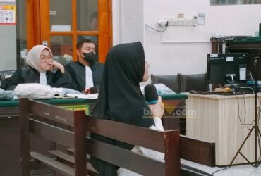 Briptu Fadhilatun Nikmah dihadirkan langsung dalam persidangan nampak menangis.(blok-a.com/Syahrul Wijaya)