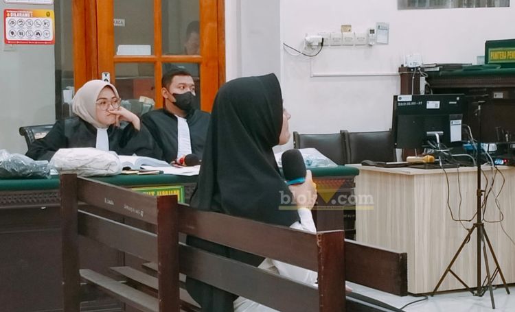 Briptu Fadhilatun Nikmah dihadirkan langsung dalam persidangan nampak menangis.(blok-a.com/Syahrul Wijaya)