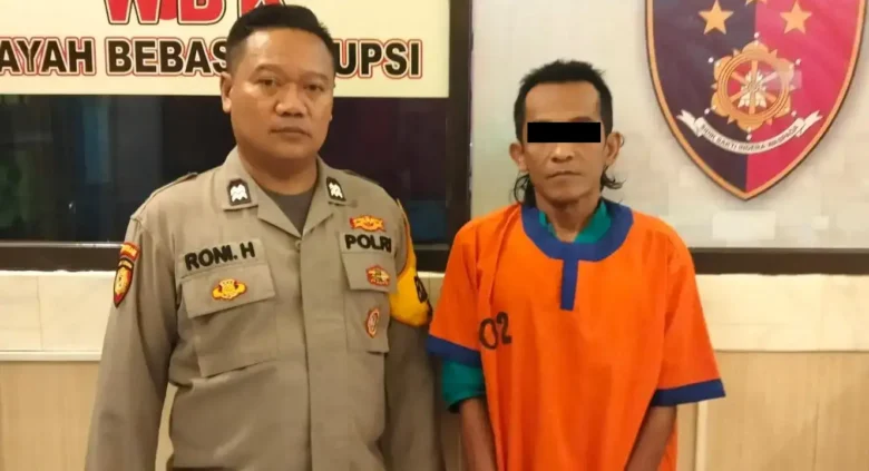 Tersangka Suyono saat diamankan di Polsek Menganti.