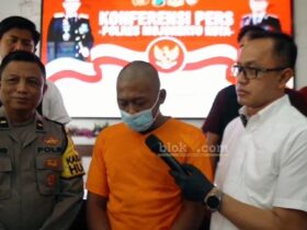 Tersangka yang menjual istrinya untuk layanan threesome diamankan Polres Mojokerto Kota.(blok-a.com/Syahrul Wijaya)