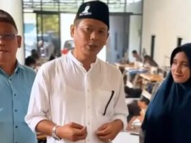 Kaji Ghofur mengunjungi UMKM kerajinan kopiah di Lamongan.