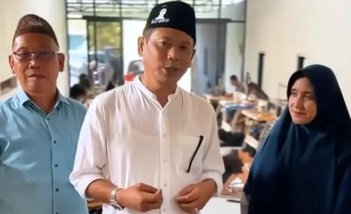 Kaji Ghofur mengunjungi UMKM kerajinan kopiah di Lamongan.