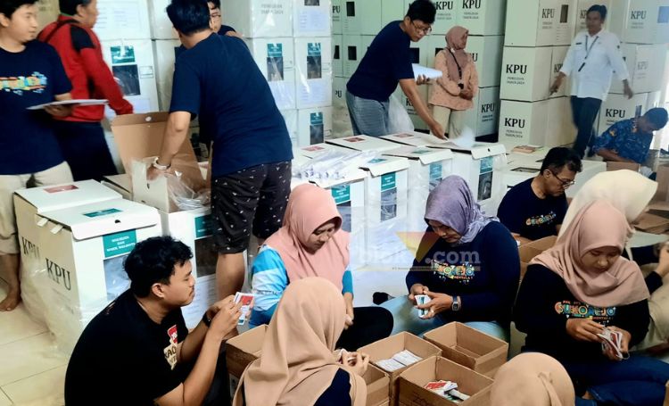 Pengesetan, pengepakan, dan pengecekan logistik Pemilihan Wali Kota dan Wakil Wali Kota Blitar dan pemilihan Gubernur dan Wakil Gubernur Jatim 2024, di gudang KPU, Jalan Bali Kota Blitar. (blok-a.com/Fajar)