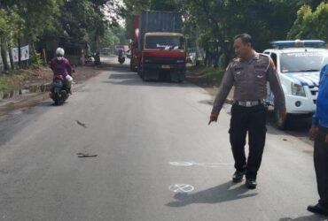 Anggota Unit Laka Satlantas Polres Gresik saat melakukan olah TKP kejadian kecelakaan lalu lintas di Jalan Raya Mayjend Sungkono, Desa Gulomantung, Kecamatan Kebomas, Kabupaten Gresik.