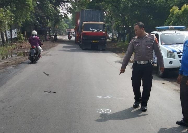 Anggota Unit Laka Satlantas Polres Gresik saat melakukan olah TKP kejadian kecelakaan lalu lintas di Jalan Raya Mayjend Sungkono, Desa Gulomantung, Kecamatan Kebomas, Kabupaten Gresik.