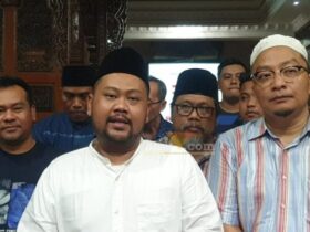 Gus Yani sampaikan Deklarasi kemenangan di halaman rumah pribadinya di Dusun Srembi, Desa Klangonan, Kebomas, Gresik, rabu (27/11/2024) malam. (blok-a.com/ivan)