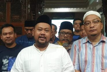 Gus Yani sampaikan Deklarasi kemenangan di halaman rumah pribadinya di Dusun Srembi, Desa Klangonan, Kebomas, Gresik, rabu (27/11/2024) malam. (blok-a.com/ivan)