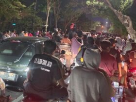 Kemacetan panjang terjadi di perempatan Jalan Desa Metatu, Kecamatan Benjeng, Kabupaten Gresik, Jumat (8/11/2024) malam.