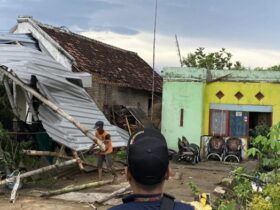 Sebagian rumah warga yang rusak diterjang angin kencang.(blok-a.com/Syahrul Wijaya)