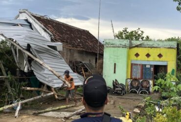 Sebagian rumah warga yang rusak diterjang angin kencang.(blok-a.com/Syahrul Wijaya)