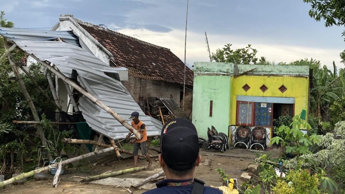 Sebagian rumah warga yang rusak diterjang angin kencang.(blok-a.com/Syahrul Wijaya)