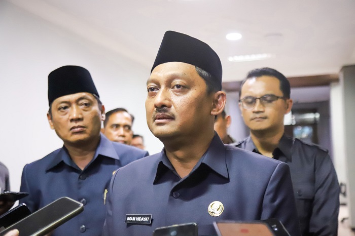 Imam Hidayat diwawancarai awak media usai menyampaikan nota pengantar R-APBD Jember TA 2025, Senin (18/11/2024). (Foto: Diskominfo Jember untuk blok-a.com)