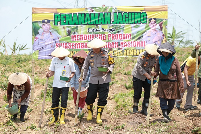 Wakapolres Jombang pimpin penanaman jagung untuk mendukung program swasembada pangan.(dokumen Polres)